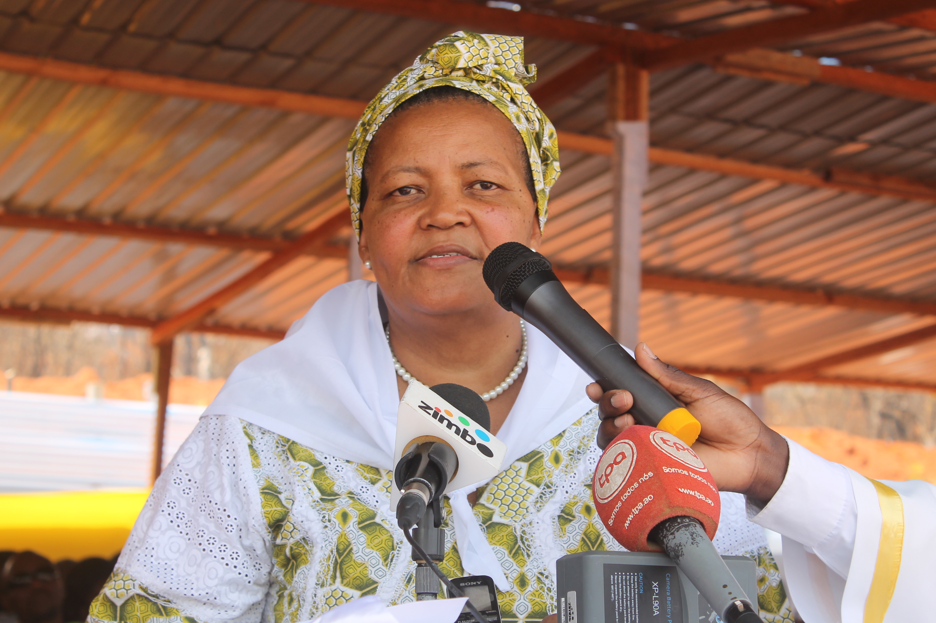 A Sra. Vice Governadora do C. Sul discursando no acto de Lançamento da 1º Pedra Cidade Jen